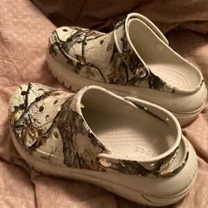 Crocs Mega Crush Realtree Edge Bone Camo Clog Wms Sz 8